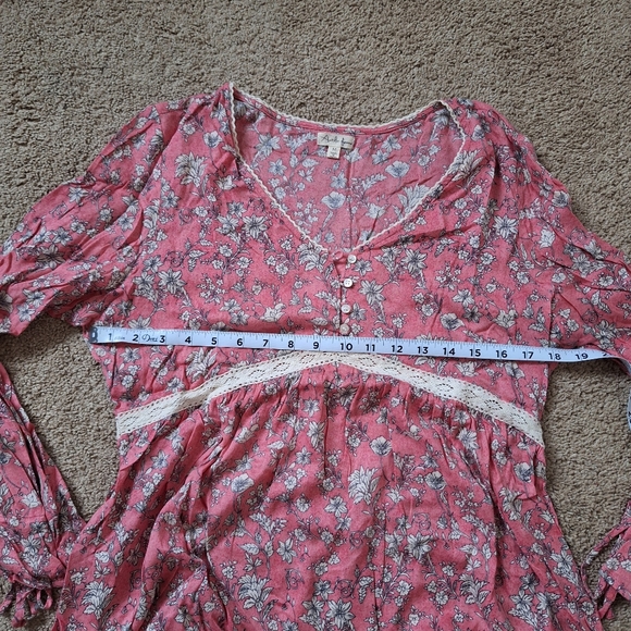 Boho Flowy Floral Women's Long Sleeved Top With Cream Lace Trim - Picture 3 of 3